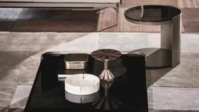 Tavolino Skin con top in vetro e base in lamiera piegata di Ditre Italia