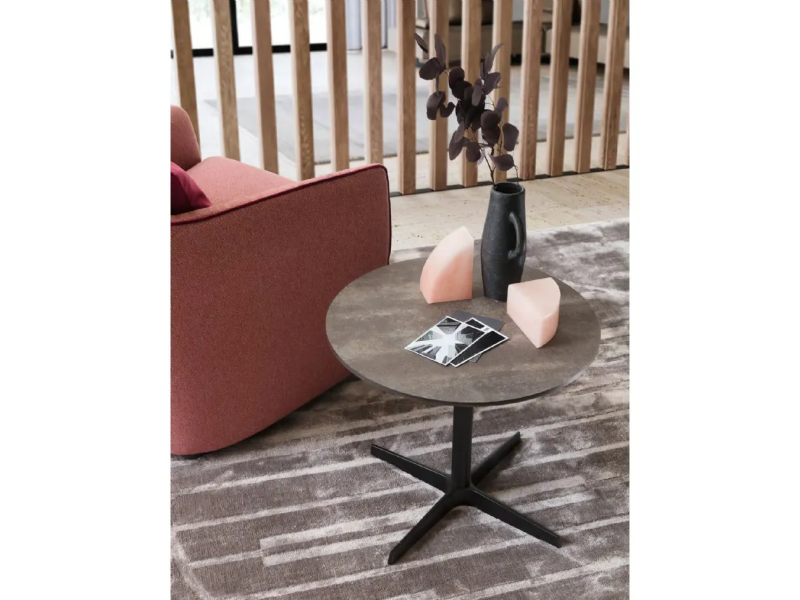 Tavolino rotondo Tweet con top in pietra e base in metallo di Le Comfort