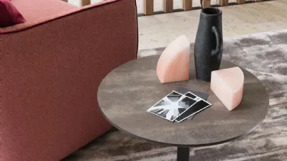 Tavolino rotondo Tweet con top in pietra e base in metallo di Le Comfort