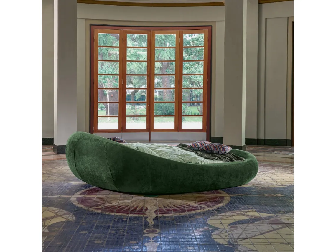 Letto di design Pebble in tessuto imbottito di Dorelan Letti